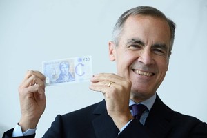 Thống đốc Ngân hàng Anh quốc Mark Carney giới thiệu đồng 20 bảng Anh mới. (Nguồn: Getty Images).