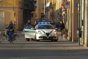 Một xe cảnh sát tại bắc Italy ngày 21/2. Ảnh: Reuters.