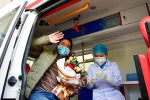 Bệnh nhân nhiễm COVID-19 xuất viện sau khi được chữa khỏi tại tỉnh Thanh Hải, Trung Quốc, ngày 21/2. (Ảnh: THX/TTXVN).