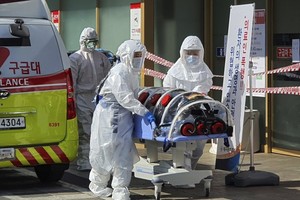 Bệnh nhân nhập viện tại thành phố Daegu, Hàn Quốc. Ảnh: AP.