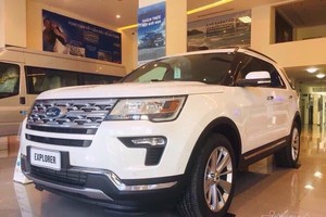 Ford Explorer giảm sâu gần 300 triệu đồng. 