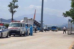 Xe chở hành khách cách ly trước cổng Sân bay Quốc tế Đà Nẵng. (Ảnh: Văn Dũng/TTXVN).