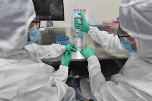 Thử nghiệm bộ dụng cụ xét nghiệm axit nucleic tại một công ty chế phẩm vi sinh ở thành phố Thành Đô, tỉnh Tứ Xuyên, Trung Quốc. (Ảnh: THX/TTXVN).