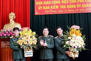Thiếu tướng Bùi Công Chức chúc mừng Đại tá Đoàn Hoài Nam và Đại tá Lê Văn Duẩn.
