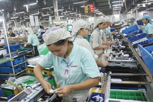 Dịch bệnh tiếp tục ảnh hưởng tới sản xuất - kinh doanh của các doanh nghiệp FDI. Trong ảnh: Nhà máy của Canon tại Khu công nghiệp Bắc Thăng Long (Hà Nội).