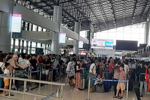 Hành khách làm thủ tục tại sân bay. (Ảnh: Việt Hùng/Vietnam+).