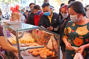 Người dân TP.HCM dậy sớm xếp hàng mua bánh mì thanh long ABC