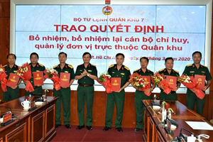 Trung tướng Trần Hoài Trung trao quyết định cho các cán bộ.
