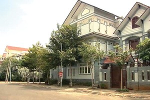 Tại 8 dự án nhà ở thuộc khu vực kênh Bến Đình, hầu hết các lô đất đã được chuyển nhượng, nhiều căn nhà chưa được xây dựng.