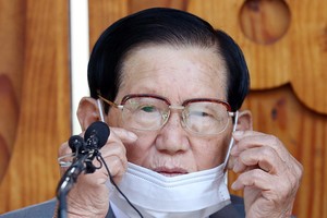 Giáo chủ Tân Thiên Địa Lee Man-hee trong cuộc họp báo xin lỗi hôm 2/3. Ảnh: Yonhap.