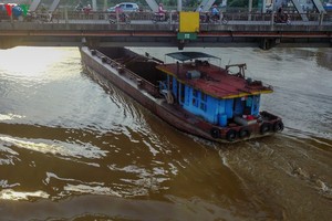 Tàu thuyền chật vật vượt qua gầm cầu Đuống trong mùa nước lũ (Ảnh: VOV).