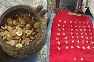 Chiếc hũ cổ chứa hàng trăm đồng vàng được đào lên từ lòng đất. Ảnh: Ancient Origins.