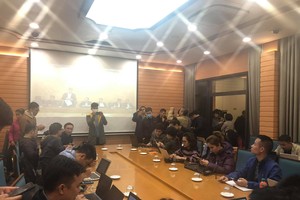 Rất đông phóng viên các cơ quan báo chí "trực chiến" tại phòng báo chí UBND TP. Hà Nội đêm 6/3 (Ảnh: Thu Trang).