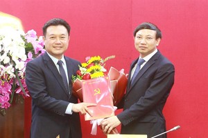 Bí thư Tỉnh ủy Quảng Ninh Nguyễn Xuân Ký trao quyết định và chúc mừng đồng chí Nguyễn Đức Thành.