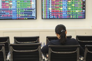 Khi sợ hãi lên cao, nhà đầu tư thường sẽ có các biểu hiện “án binh bất động”, tích trữ lương thực cùng các tài sản khác an toàn hơn như ngoại tệ mạnh, vàng…