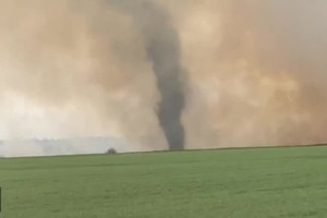 Vòi rồng lửa hút khói và tro bụi trong đám cháy