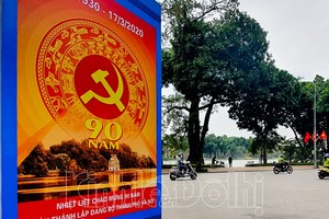 Pano được trang trí chào mừng Kỷ niệm 90 năm Ngày thành lập Đảng bộ TP tại khu vực Hồ Gươm. (ảnh: Kinh tế đô thị).