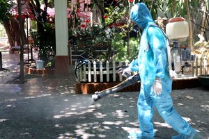 Phun thuốc sát khuẩn khu vực các trường hợp mắc COVID-19 tại tỉnh Bình Thuận đã tiếp xúc. (Ảnh: Nguyễn Thanh/TTXVN).