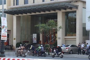 Lực lựơng chức năng tiến hành phong tỏa khách sạn Vanda (đường Nguyễn Văn Linh, quận Hải Châu, thành phố Đà Nẵng) nơi 2 du khách người Anh nhiễm virus SARS-CoV-2 lưu trú. (Ảnh: Văn Dũng/TTXVN).