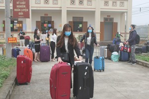 Công dân hoàn thành thời gian cách ly tập trung rời Trung đoàn 855 trở về địa phương. (Ảnh: Thùy Dung/TTXVN).