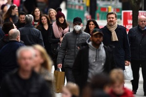 Người dân trên đường phố trung tâm London hôm 14/3. Ảnh: AFP.