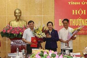 Bí thư Tỉnh ủy Hà Nam Lê Thị Thủy trao quyết định và chúc mừng đồng chí Lê Hồng Quân và đồng chí Đào Đình Tùng.