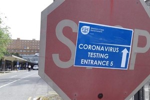 Bảng chỉ dẫn đường đến khu xét nghiệm COVID-19 trước cửa một bệnh viện tại thành phố Cape Town, Nam Phi. (Ảnh: Phi Hùng/TTXVN).