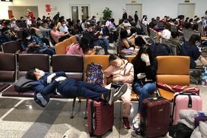 Hành khách chờ ở nhà ga T2 trước khi vào khu cách ly tập trung sáng 18/3
