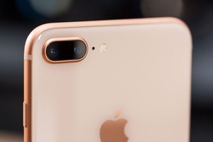 Mẫu iPhone 5,5inch mới được cho là sẽ có kiểu dáng giống iPhone 8Plus. (Nguồn: The Verge).