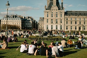 Người dân tụ tập gần bảo tàng Louvre ở Paris, Pháp hôm 15/3. Ảnh: NY Times.