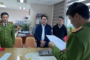 Nghi can Nguyễn Ngọc Đính (thứ hai từ trái sang) bị tạm ngày 19/3.