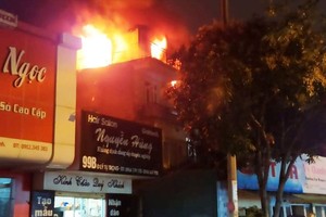 Ngọn lửa bùng phát tại tiệm giặt là trong khu vực đông dân cư.