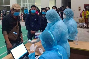 Lao động trở về từ Lào được kiểm tra sức khỏe tại Cửa khẩu quốc tế Cầu Treo hôm 20/3. Ảnh: Đ.H.