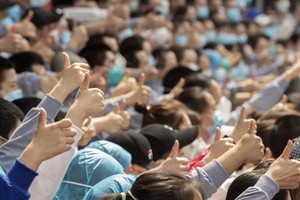 Nhân viên y tế từ Hà Nam đưa ngón tay cái lên Vũ Hán trước khi rời thành phố vào thứ Năm 19/3. (Nguồn: Tân Hoa Xã).