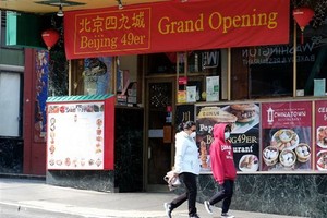 Người dân đeo khẩu trang phòng tránh lây nhiễm COVID-19 tại San Francisco, California, Mỹ, ngày 20/3/2020. (Ảnh: THX/TTXVN).