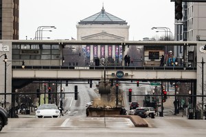 Cảnh vắng lặng trên đường phố Roosevelt trong ngày đầu tiên thực hiện khuyến nghị 'an toàn hơn là nên ở nhà' tại Chicago, bang Illinois, Mỹ. (Ảnh: THX/TTXVN).