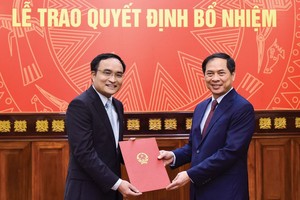 Thứ trưởng Bùi Thanh Sơn trao quyết định cho đồng chí Lê Đình Tĩnh.