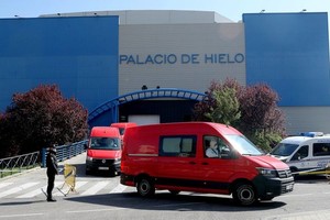 Xe hơi chở thi thể người thiệt mạng vì Covid-19 ở Tây Ban Nha ra nhà xác (Ảnh: El pais).