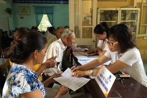 Nhân viên Bưu điện tỉnh Thừa Thiên Huế chi trả lương hưu tại các điểm phục vụ của Bưu điện tỉnh.