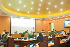 Chủ tịch UBND TP Nguyễn Đức Chung báo cáo tại điểm cầu Hà Nội.