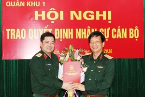 Thay mặt Bộ Quốc phòng, Thiếu tướng Nguyễn Hồng Thái, Tư lệnh Quân khu 1 trao quyết định cho Thiếu tướng Nguyễn Đăng Bảo.