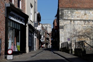 Một tuyến phố vắng vẻ khi chính phủ áp dụng lệnh phong tỏa trên toàn quốc do dịch COVID-19 tại York, Anh ngày 25/3/2020. (Ảnh: THX/TTXVN)