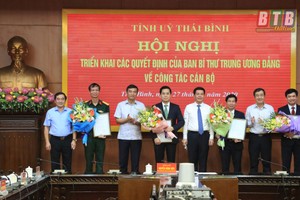Lãnh đạo tỉnh Thái Bình trao quyết định và chúc mừng các cán bộ được Ban Bí thư Trung ương Đảng chuẩn y chức vụ mới.