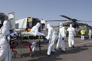 Nhân viên y tế di chuyển một bệnh nhân nhiễm nCoV ở Metz, phía đông nước Pháp, đến Essen, Đức, ngày 28/3.