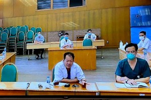 Lãnh đạo Bệnh viện Bạch Mai tại buổi họp chiều 29/3. 