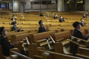 Tín đồ giữ khoảng cách ở một nhà thờ tại Seoul hôm 29/3. Ảnh: AP.