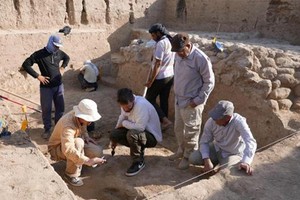 Nhóm chuyên gia tiến hành khai quật đền thờ cổ ở Girsu. Ảnh: Ancient Origins.