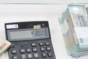 Nhà băng “thắt lưng buộc bụng” để hỗ trợ khách hàng