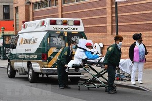 Nhân viên y tế chuyển bệnh nhân mắc COVID-19 từ xe cứu thương vào một bệnh viện ở New York, Mỹ ngày 2/4/2020. (Ảnh: AFP/TTXVN).
