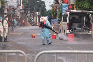 Phun khử khuẩn lối vào thôn Hạ Lôi. 